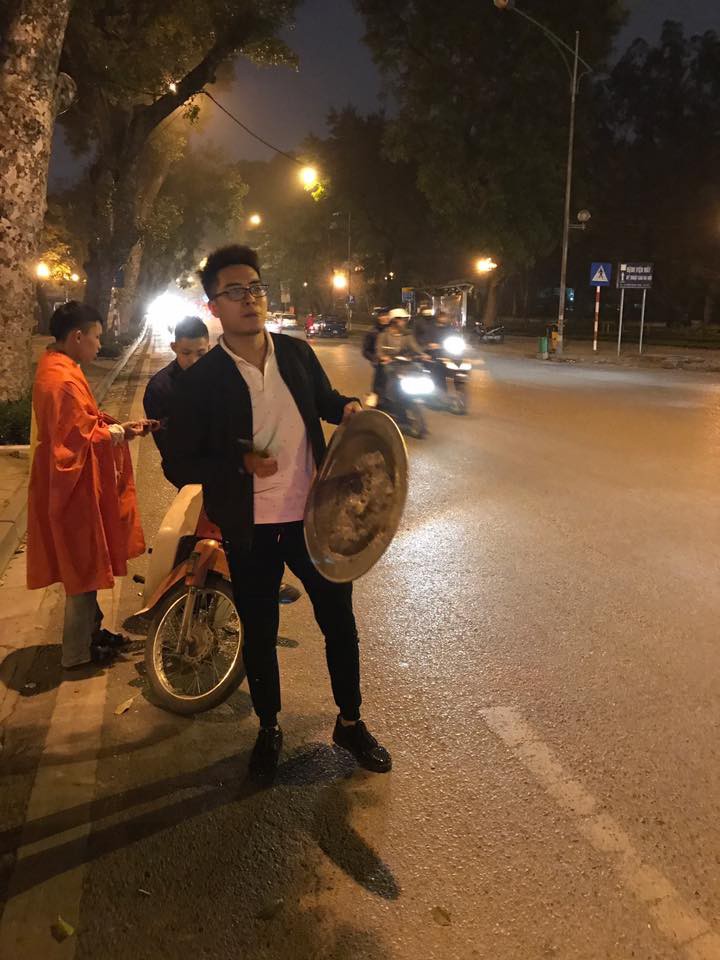 Cư dân mạng kiểm kê thiệt hại về xoong chảo sau đêm ăn mừng chiến thắng của U23 Việt Nam - Ảnh 4. Lại thêm một chiếc mâm nữa ra đi để đem lại niềm vui cho người dân nước nhà.
